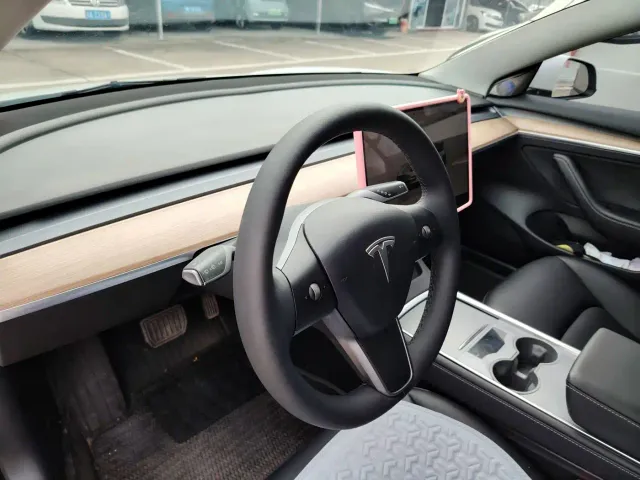 Tesla Model 3 — Фото автомобиля 5