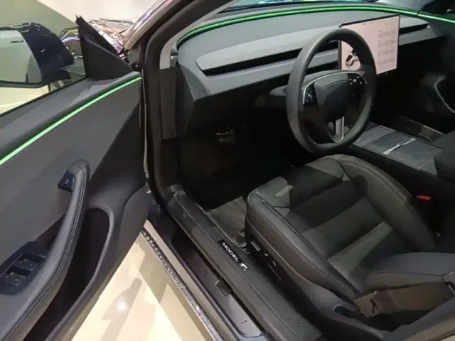 Tesla Model 3 — Фото автомобиля 15