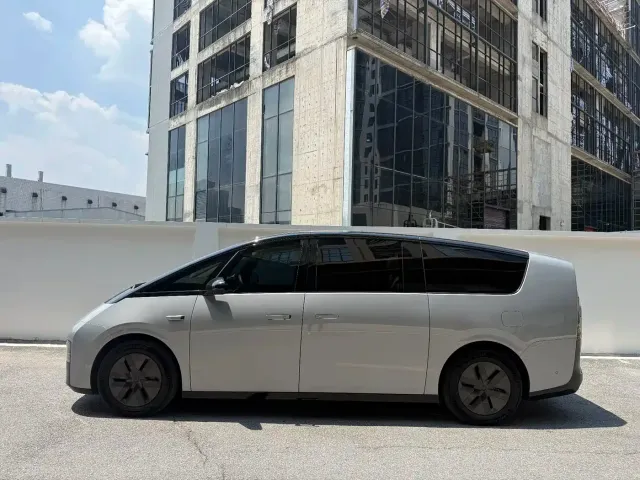 Li Auto MEGA — Фото автомобиля 3