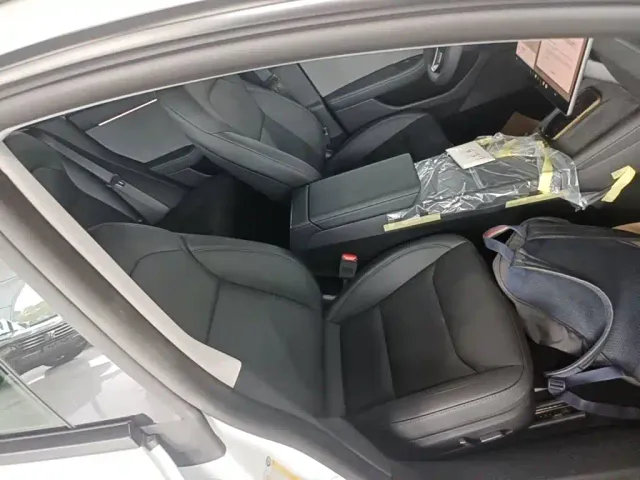 Tesla Model 3 — Фото автомобиля 24