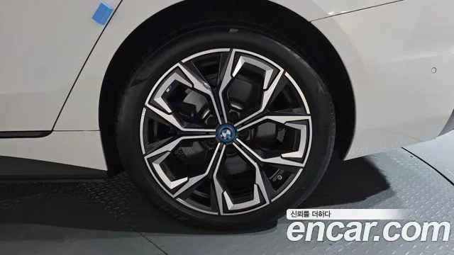 BMW i4 — Фото автомобиля 20