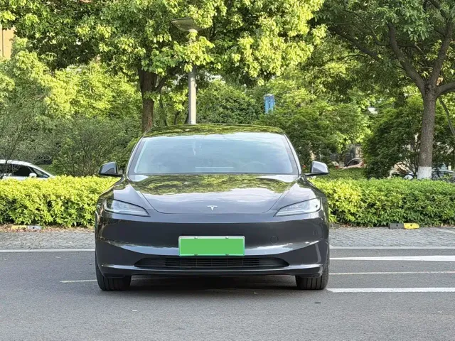 Tesla Model 3 — Фото автомобиля 2