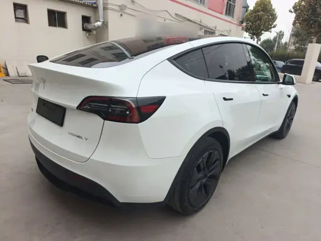 Tesla Model Y — Фото автомобиля 6
