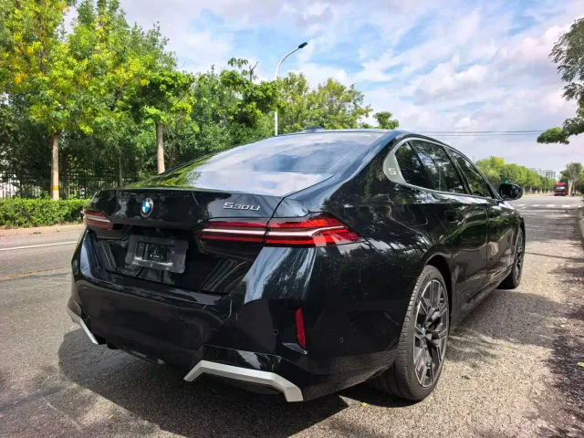 BMW 5 Series — Фото автомобиля 2