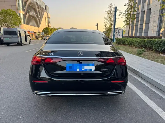 Mercedes-Benz E-Class — Фото автомобиля 4