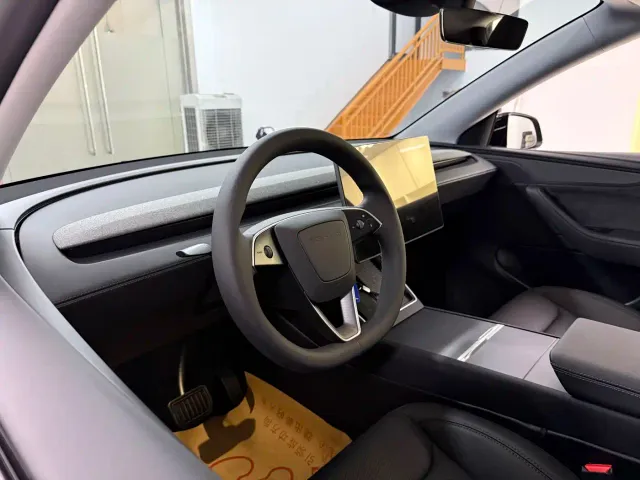 Tesla Model Y — Фото автомобиля 10