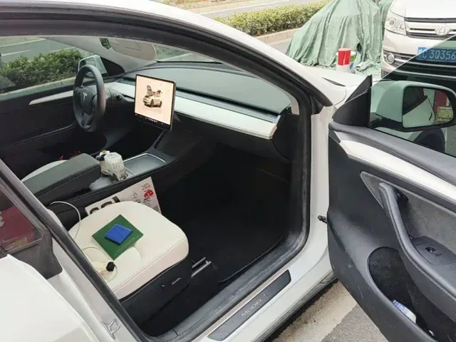Tesla Model Y — Фото автомобиля 13