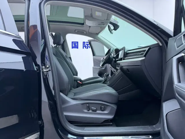 Volkswagen Tiguan L — Фото автомобиля 14