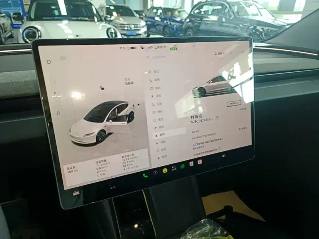 Tesla Model 3 — Фото автомобиля 12