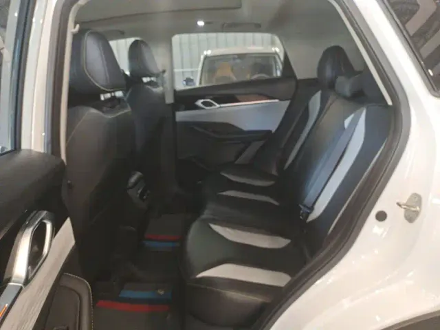 Geely Binyue — Фото автомобиля 16