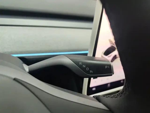 Tesla Model Y — Фото автомобиля 13