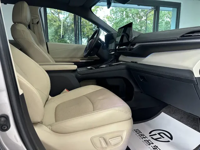 Toyota Sienna — Фото автомобиля 9