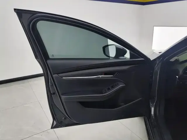 Mazda Axela — Фото автомобиля 7