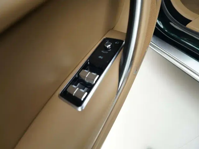Jaguar XFL — Фото автомобиля 11