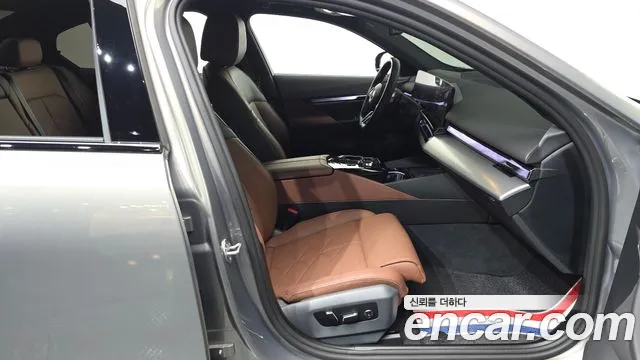 BMW 5 Series G60 — Фото автомобиля 16