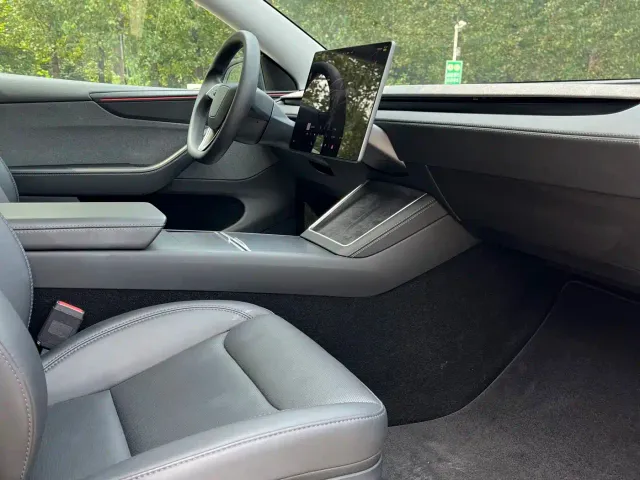 Tesla Model Y — Фото автомобиля 13