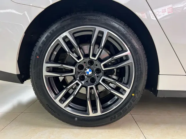 BMW 5 Series — Фото автомобиля 28