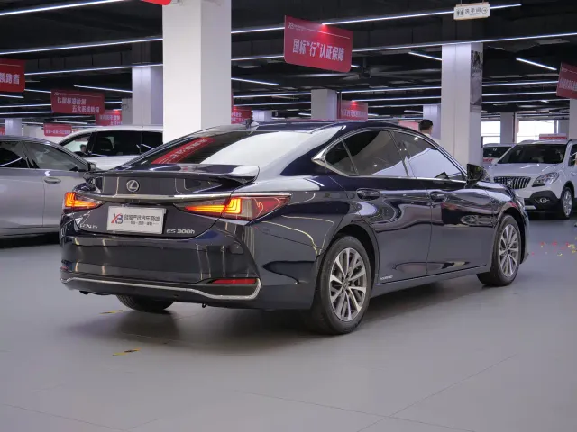 Lexus ES — Фото автомобиля 5