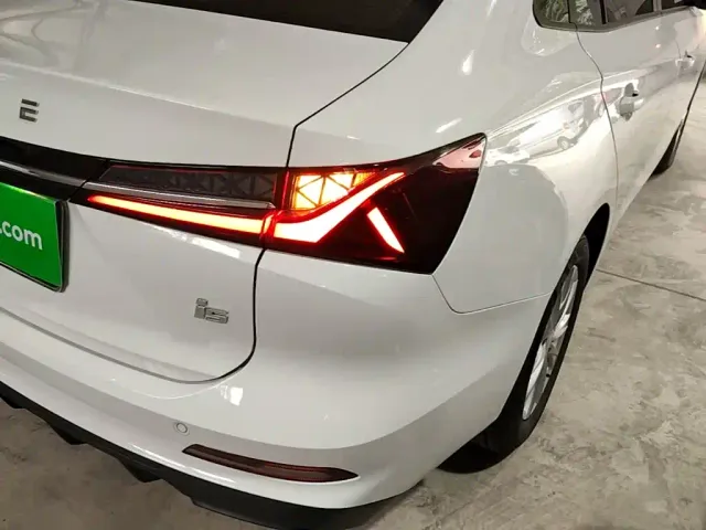 Roewe i5 — Фото автомобиля 7