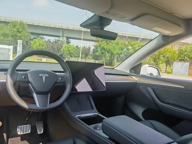Tesla Model Y — Фото автомобиля 13