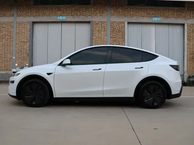 Tesla Model Y — Фото автомобиля 15
