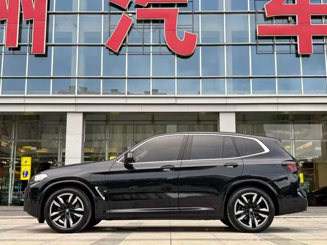 BMW iX3 — Фото автомобиля 2