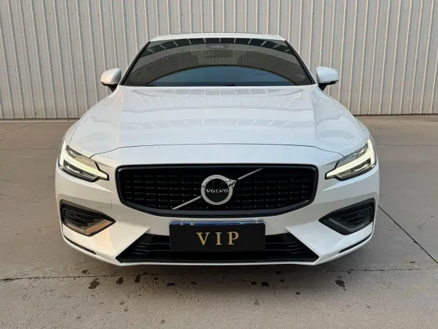 Volvo S60 — Фото автомобиля 2