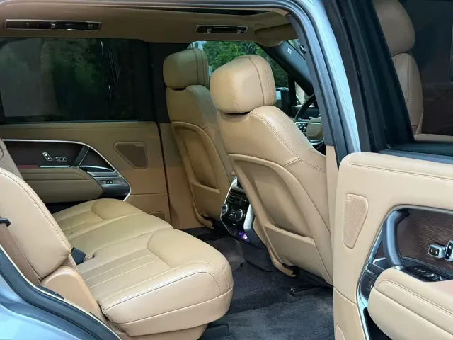 Land Rover Range Rover 2023 3.0 L6 400PS Golden Age 7-Seater Long Wheelbase — Фото автомобиля 6