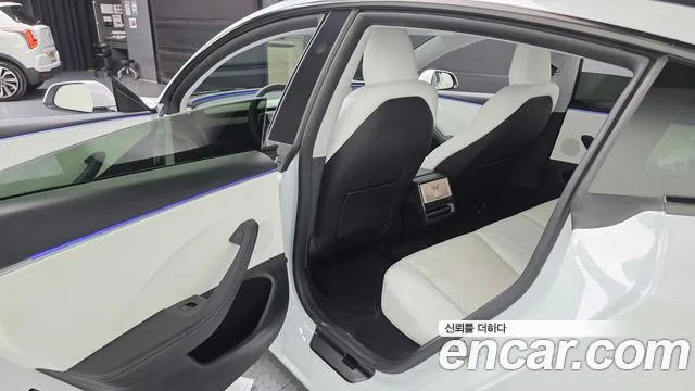 Tesla Model 3 — Фото автомобиля 11