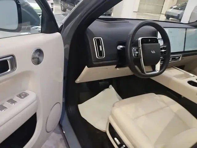 Li Auto L8 — Фото автомобиля 15
