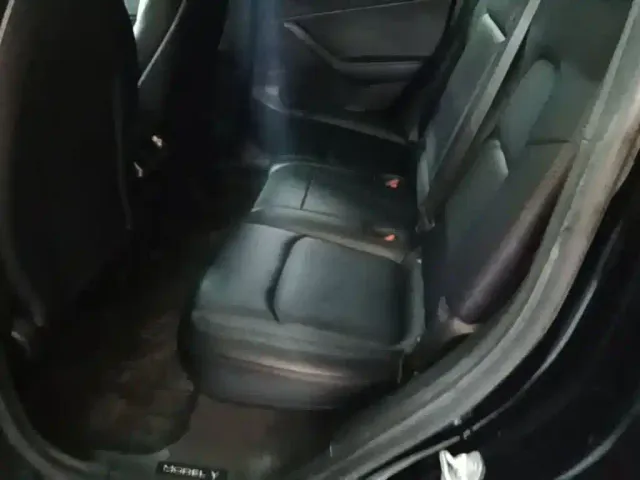 Tesla Model Y — Фото автомобиля 16