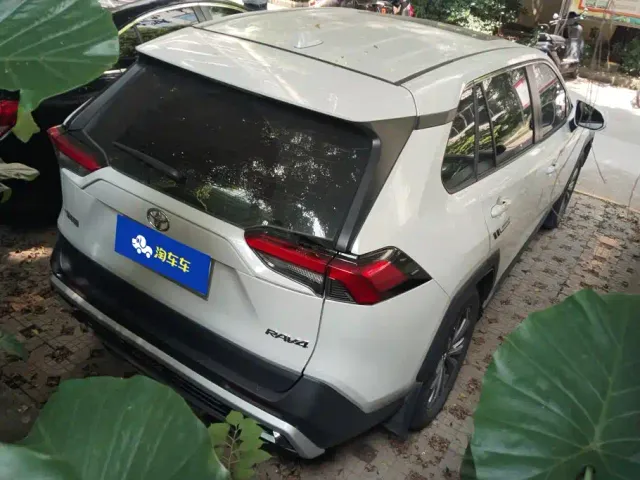 Toyota RAV4 — Фото автомобиля 3