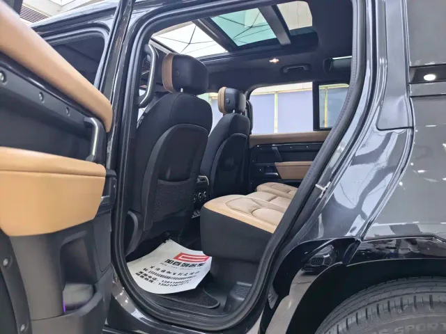 Land Rover Defender — Фото автомобиля 12