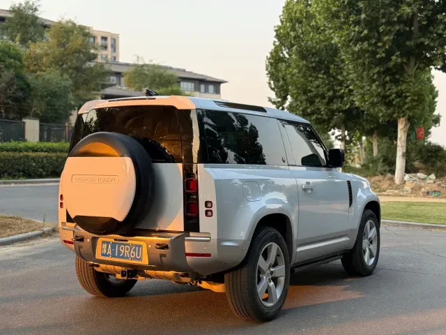 Land Rover Defender — Фото автомобиля 9