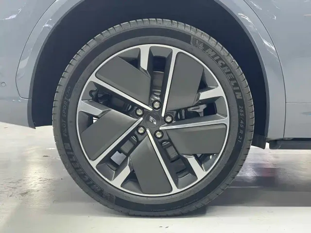 Li Auto L7 — Фото автомобиля 14