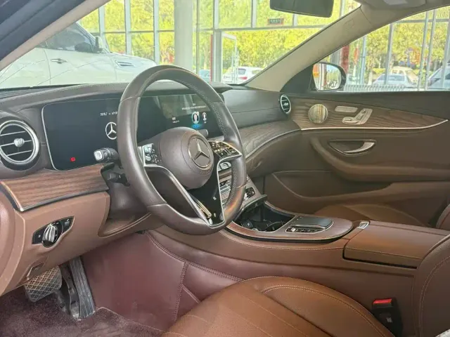 Mercedes-Benz E-Class — Фото автомобиля 5
