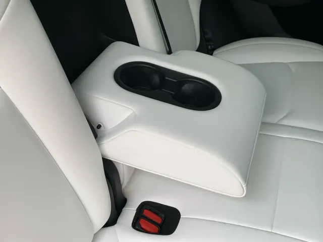 Tesla Model Y — Фото автомобиля 29