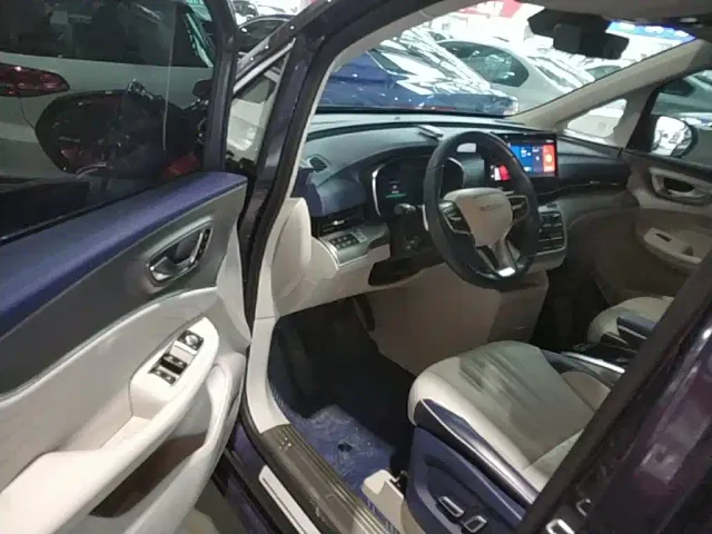 Roewe iMAX8 — Фото автомобиля 15