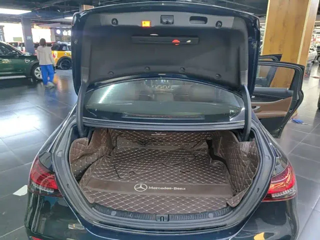 Mercedes-Benz E-Class — Фото автомобиля 18