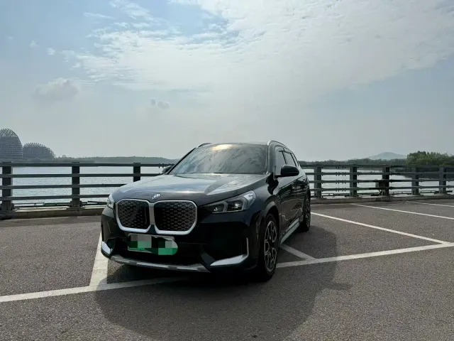Фотография автомобиля — BMW iX1