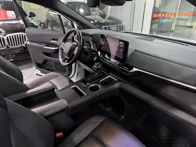 Toyota Sienna — Фото автомобиля 7