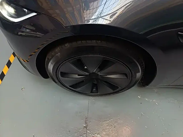 Tesla Model 3 — Фото автомобиля 22