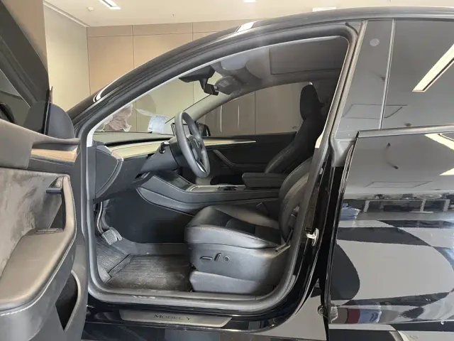 Tesla Model Y — Фото автомобиля 16