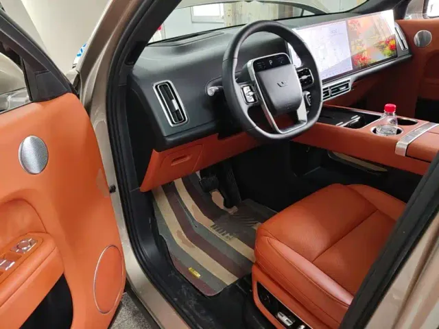 Li Auto L8 — Фото автомобиля 15