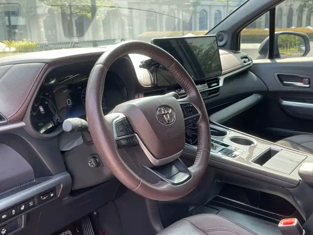 Toyota Sienna — Фото автомобиля 12
