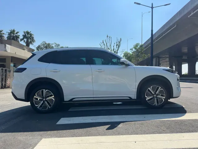 Geely Galaxy Starship 7 EM-i — Фото автомобиля 4