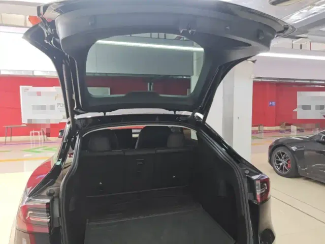 Tesla Model Y — Фото автомобиля 18