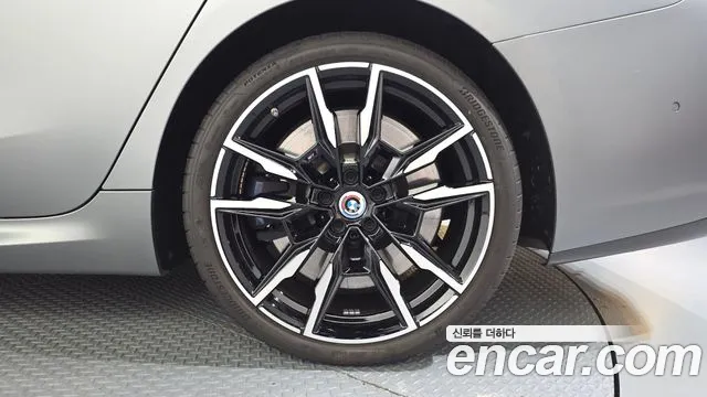 BMW 8 Series G15 — Фото автомобиля 6