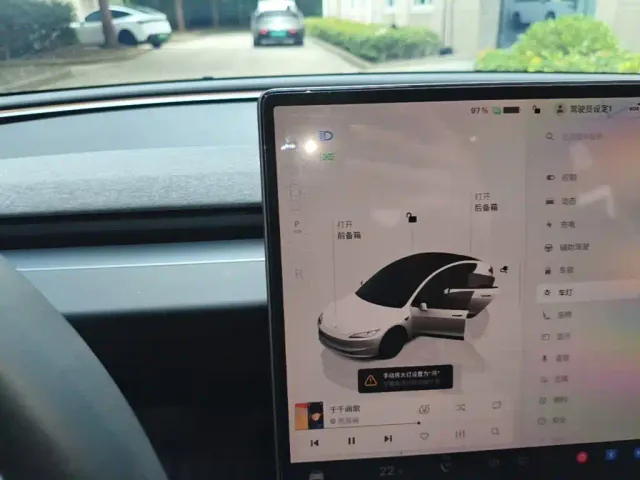 Tesla Model 3 — Фото автомобиля 13
