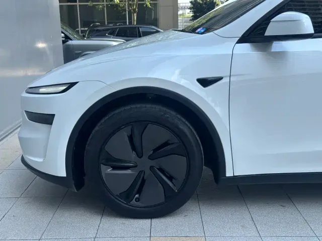 Tesla Model Y — Фото автомобиля 5